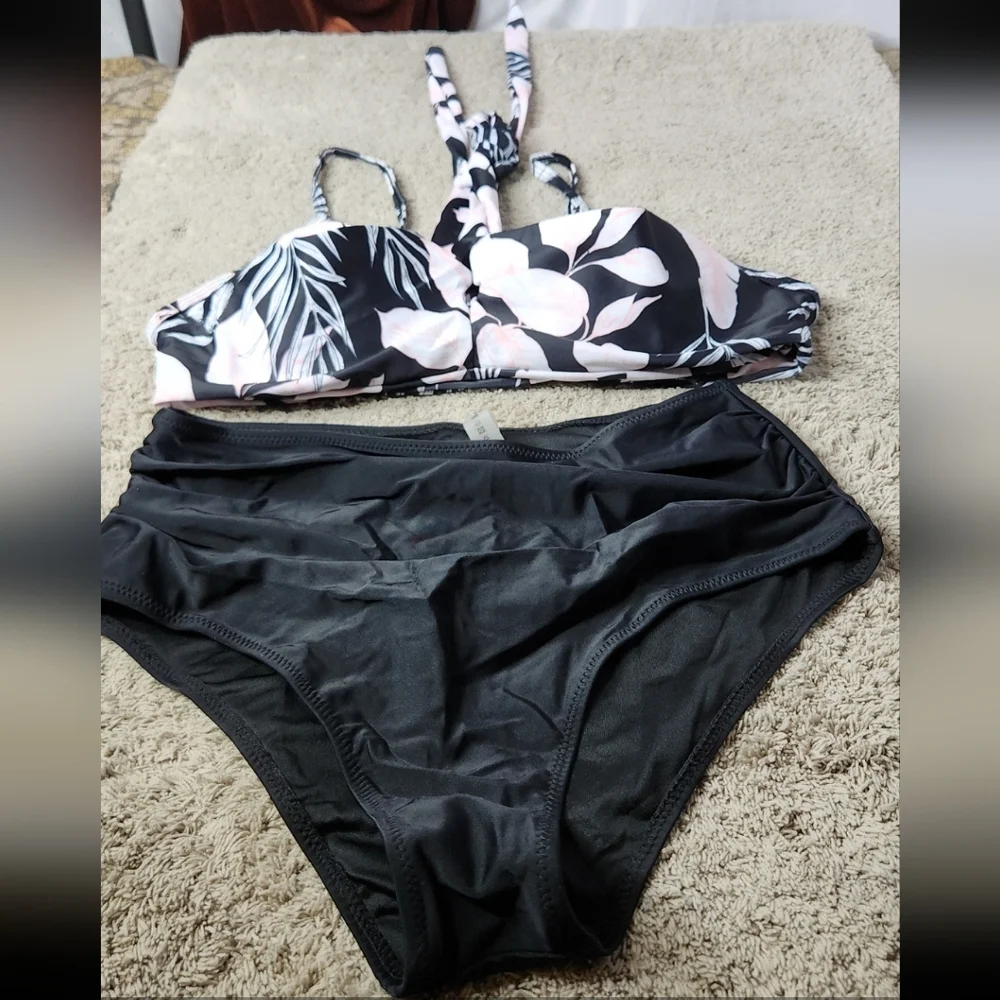 Women's Bikini Set With Black Bottoms & A Black/Pink Floral Swim Top - L